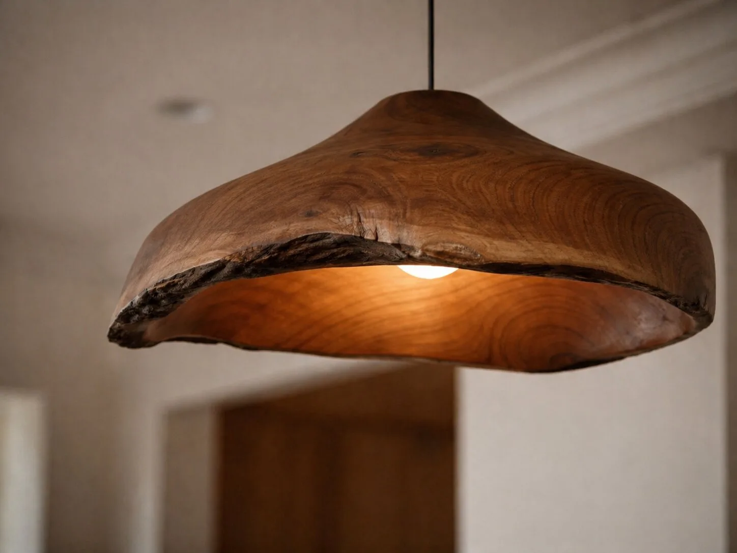 Autorska drewniana lampa wisząca wykonana przez Mivare.