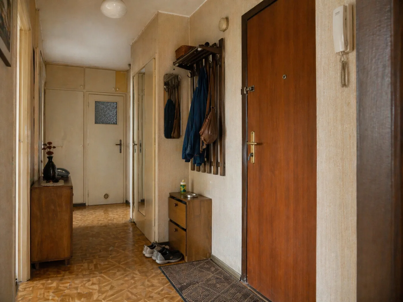 Przedpokój przed metamorfozą mieszkania w bloku wykonaną przez Mivare Interiors.