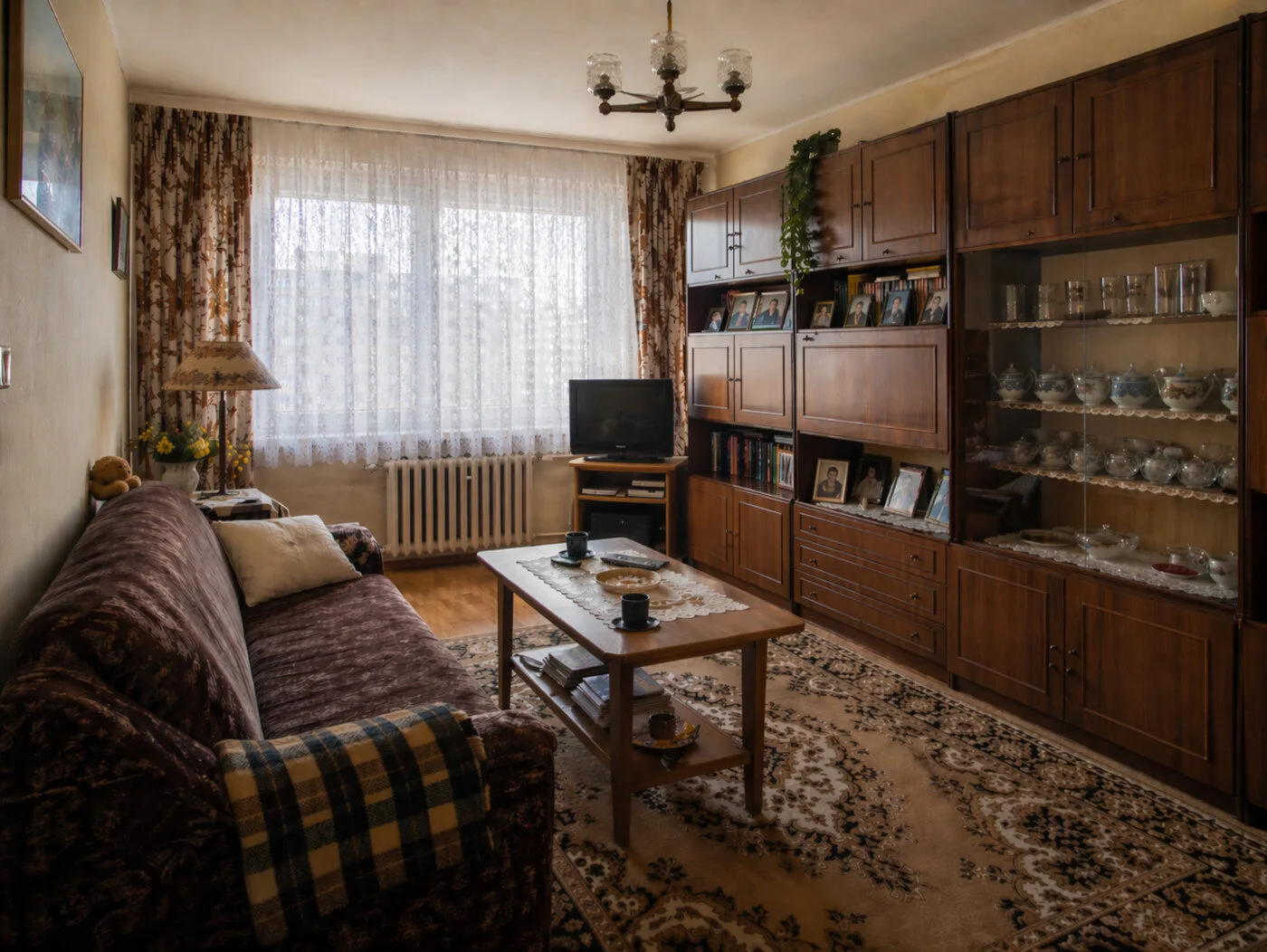 Salon przed metamorfozą mieszkania w bloku wykonaną przez Mivare Interiors.