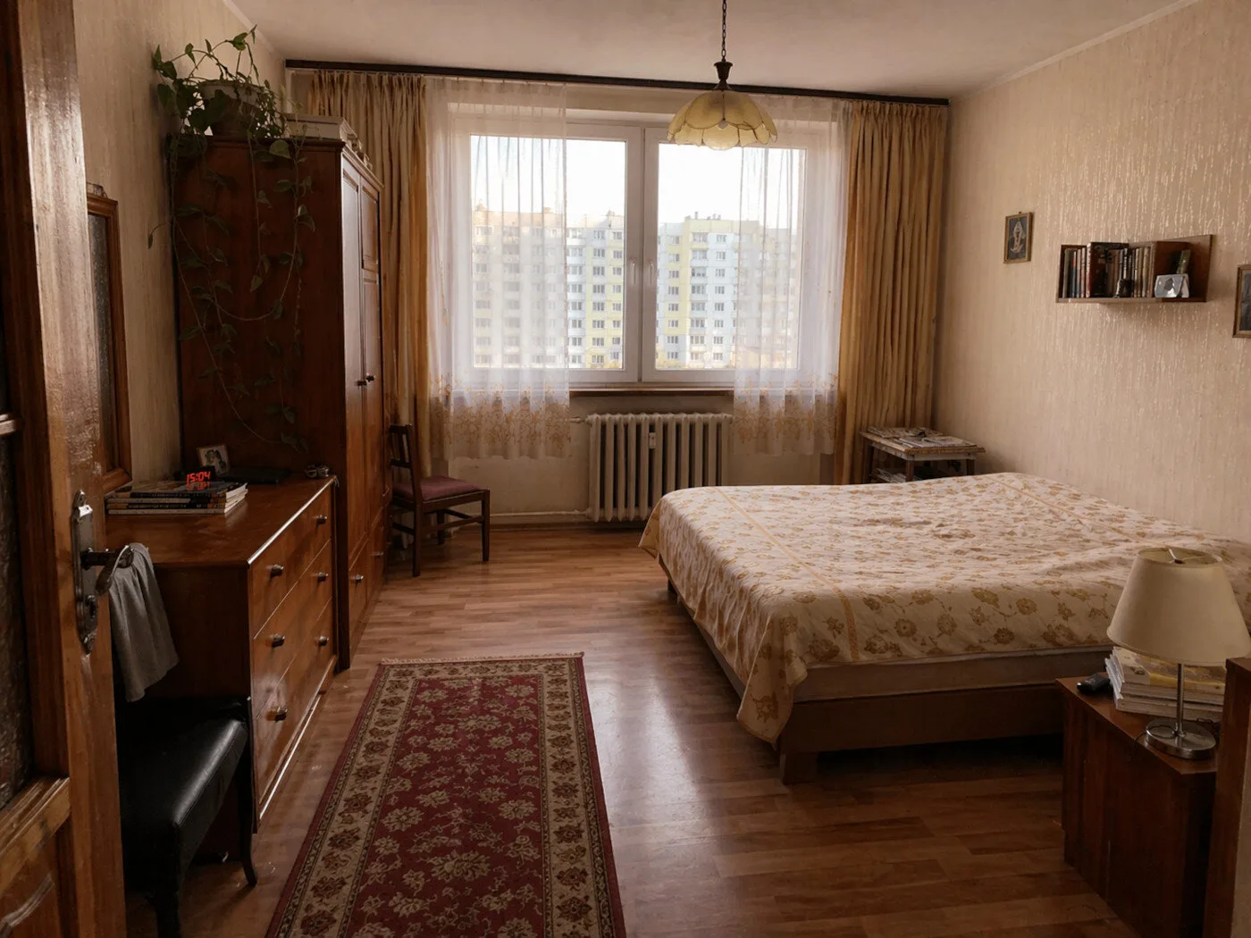 Sypialnia przed metamorfozą mieszkania w bloku wykonaną przez Mivare Interiors.
