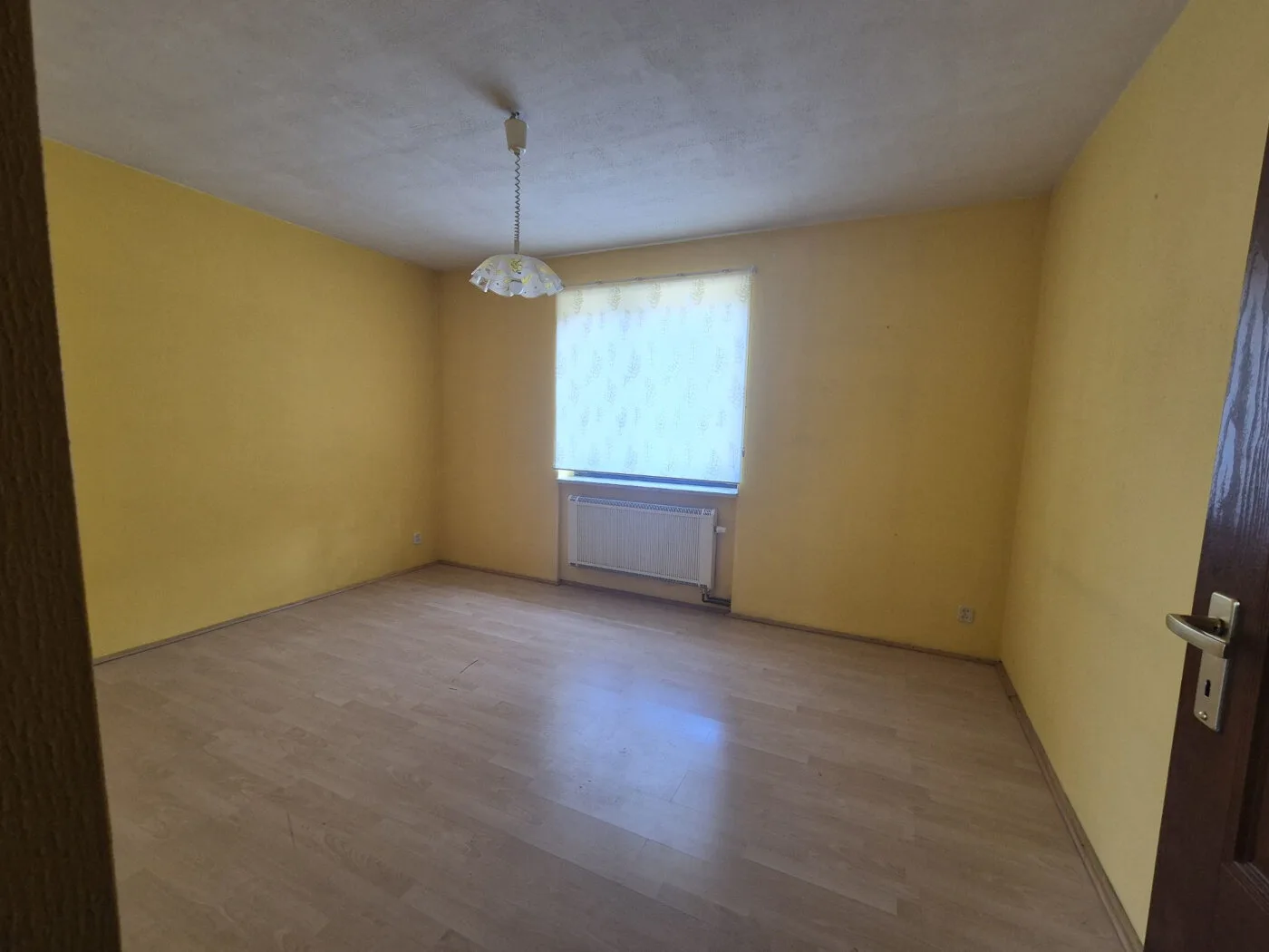 Pokój gościnny w domu w Dąbrowie przed realizacją Mivare Interiors.