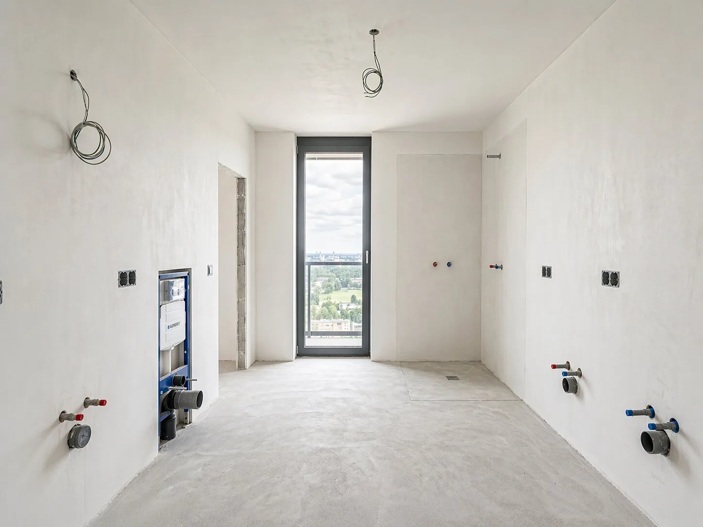 Łazienka w mieszkaniu deweloperskim przed realizacją Mivare Interiors.