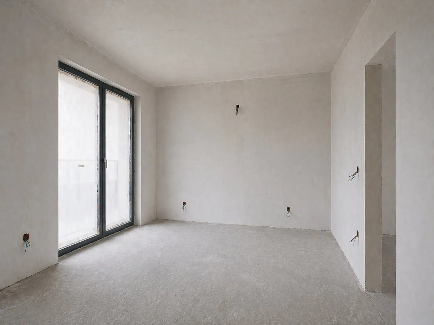 Sypialnia lewa w mieszkaniu deweloperskim przed realizacją Mivare Interiors.