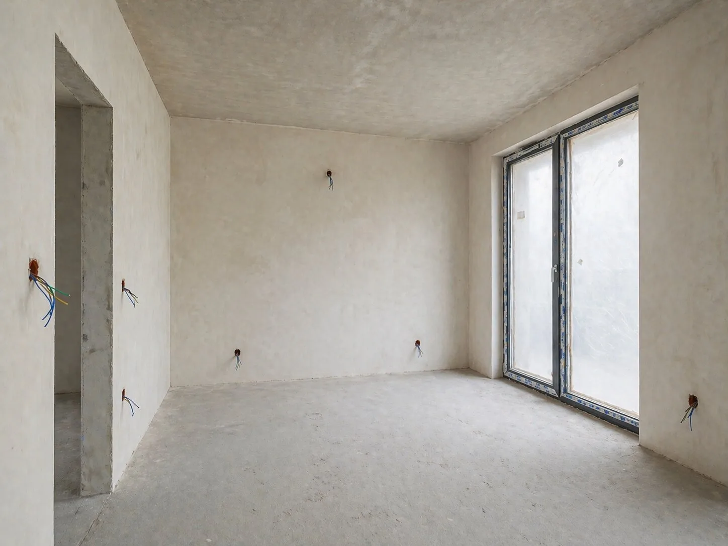 Sypialnia prawa w mieszkaniu deweloperskim przed realizacją Mivare Interiors.